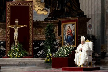 El Papa Francisco suele celebrar la Misa del Corpus Christi en el atrio de la Basílica de San Juan de Letrán, con la tradicional procesión en la calle Merulana de Roma hasta llegar al atrio de la Basílica de Santa María La Mayor para impartir la bendición eucarística. Vaticano Media/Handout via REUTERS
