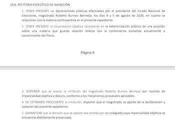 Documento en papel blanco con texto impreso titulado Petitorio específico de inhibición que contiene cinco puntos numerados