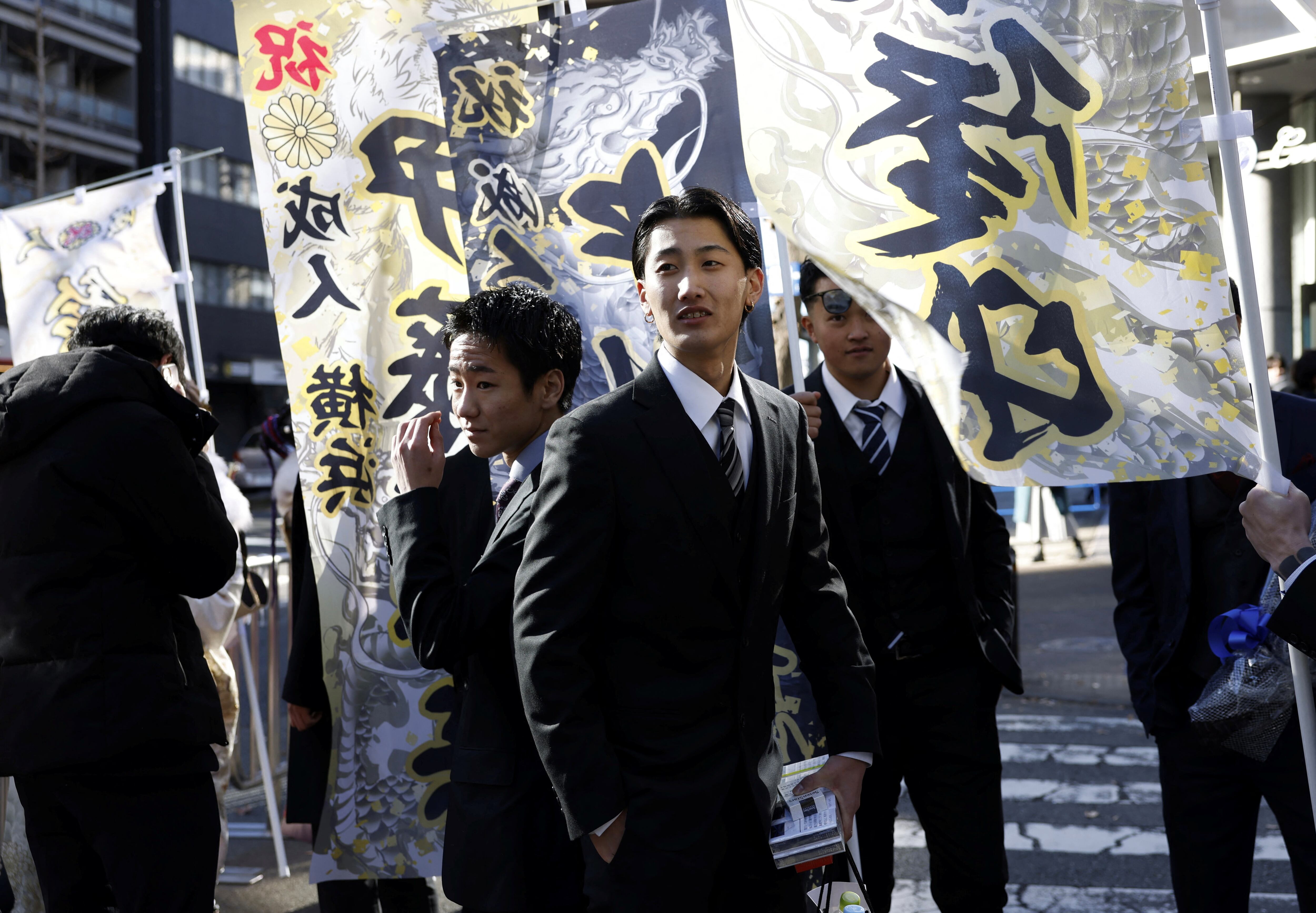 Jóvenes se reúnen en el lugar de celebración de su ceremonia de mayoría de edad en Yokohama, al sur de Tokio, Japón, el 13 de enero de 2025. REUTERS/Manami Yamada