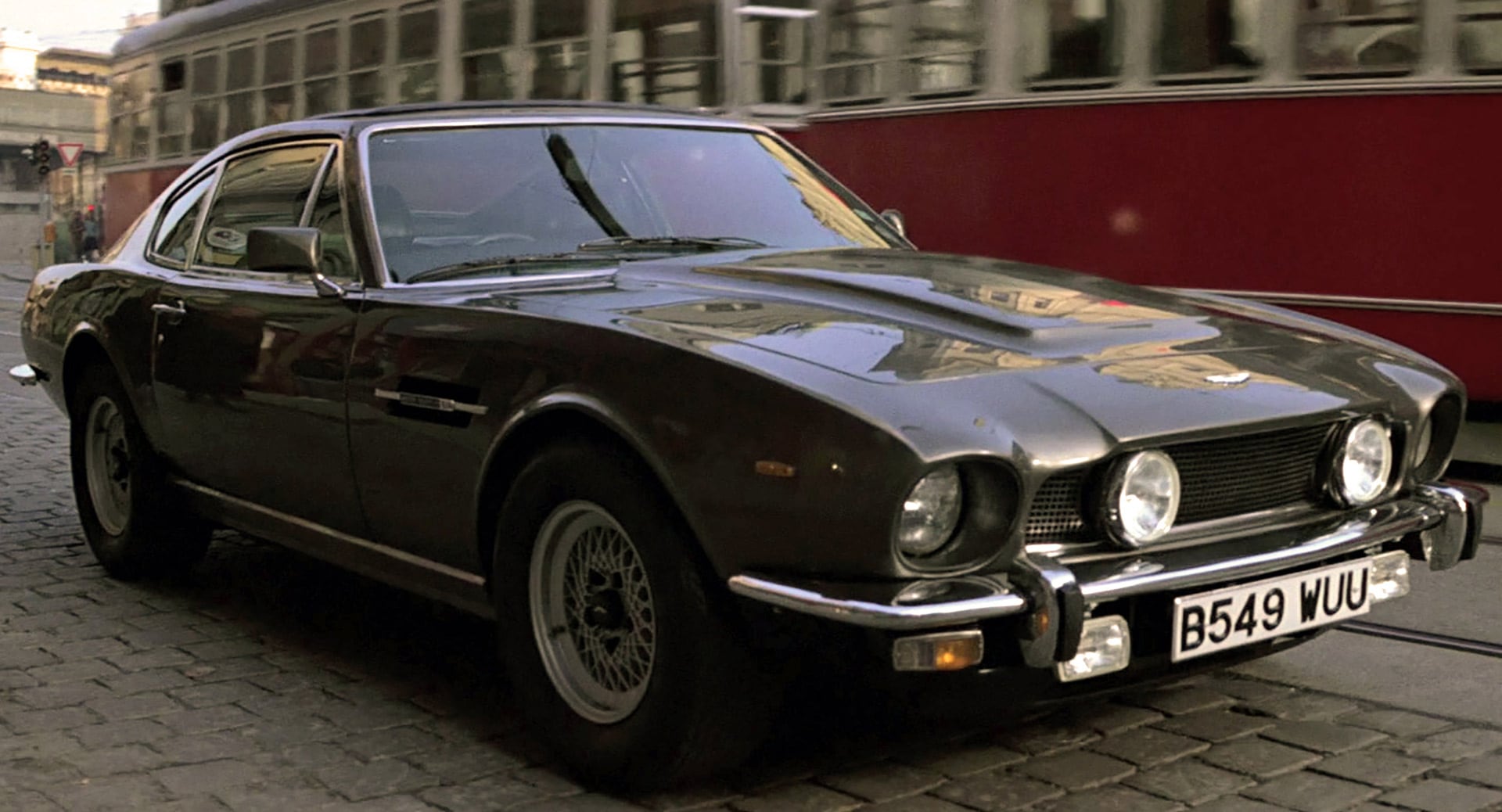 La versión de producción del Aston Martin V8 Vantage incorporó un motor V8 de 5,3 litros