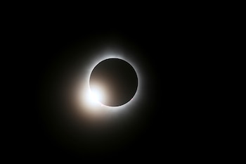 La desviación de la luz de las estrellas observada en 1919 durante el eclipse confirmó las predicciones de Albert Einstein sobre la gravedad solar (REUTERS/Lauren Owens Lambert)