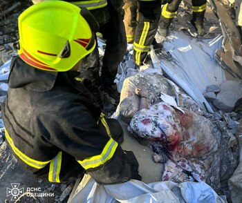 Los equipos de rescate extraen de entre los escombros los cadáveres de una madre y su hijo (REUTERS)
