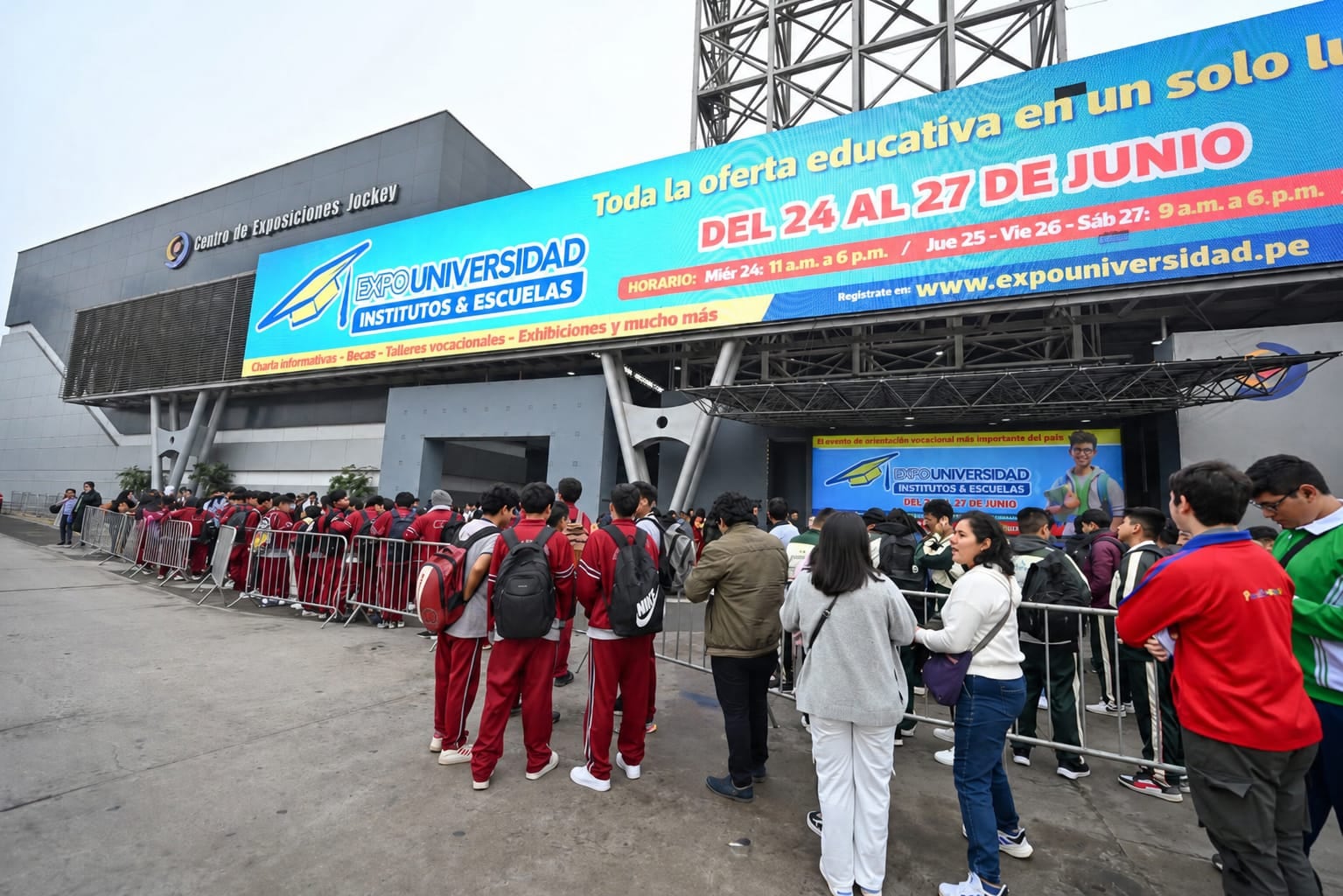 Estudiantes y padres de familia hacen fila para ingresar a ExpoUniversidad 2026 en el Centro de Exposiciones Jockey, buscando orientación sobre las principales carreras y oportunidades laborales en Perú.