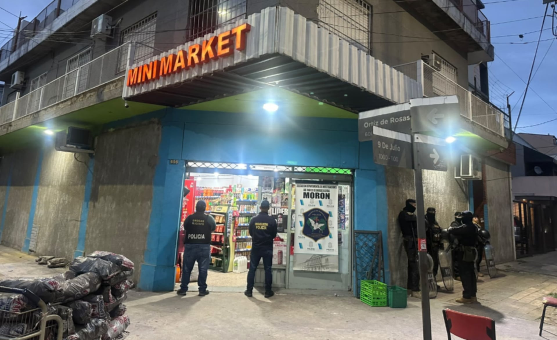 Efectivos policiales realizan un allanamiento en un minimarket de Morón tras una investigación por venta de drogas que derivó en la detención de empleadas. (Oeste Noticias)
