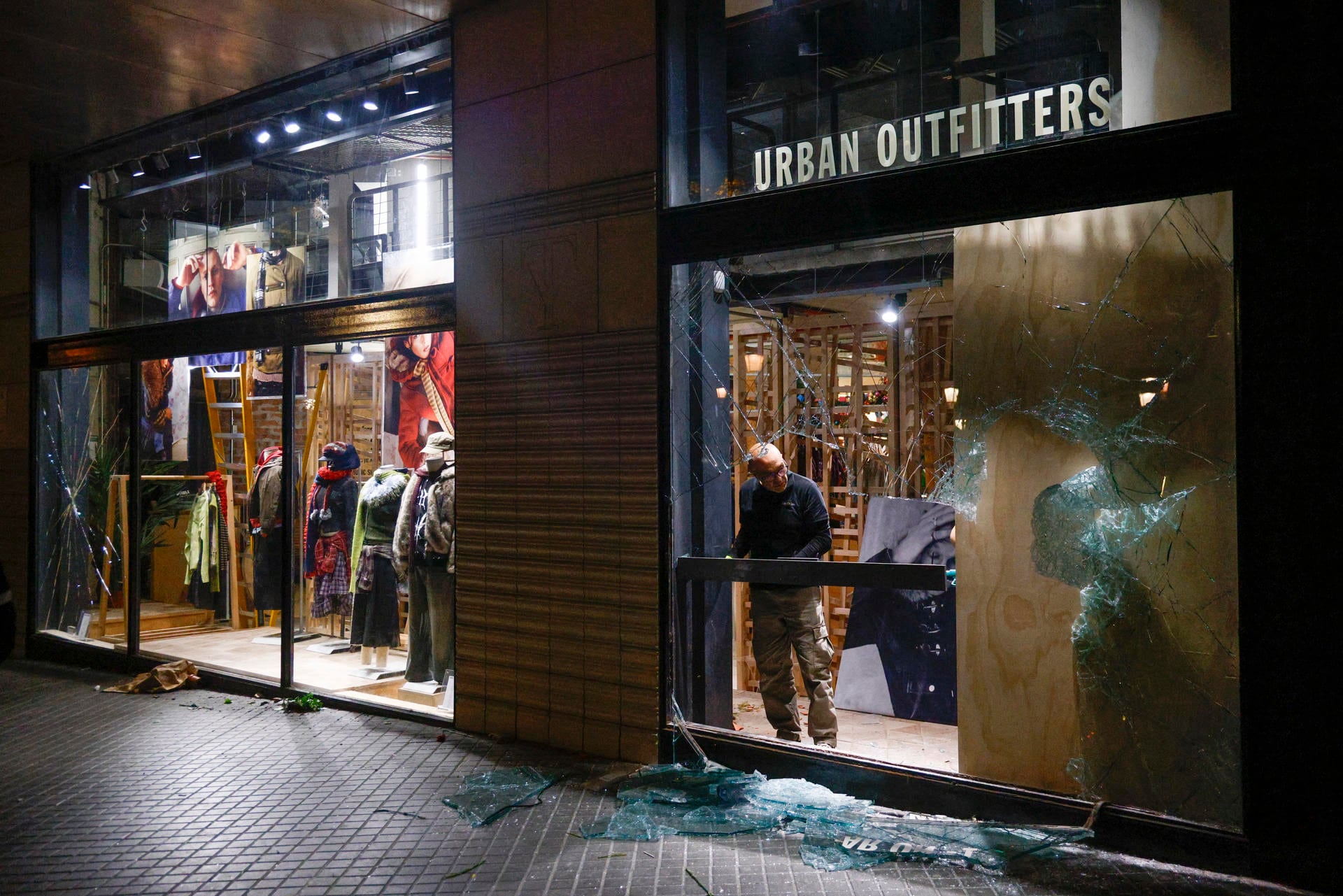 Una concentración de 600 jóvenes en el centro de Barcelona convocada por redes sociales ha derivado este sábado en saqueos de comercios, barricadas, quema de mobiliario urbano y enfrentamiento con los Mossos d