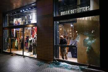 Una concentración de 600 jóvenes en el centro de Barcelona convocada por redes sociales ha derivado este sábado en saqueos de comercios, barricadas, quema de mobiliario urbano y enfrentamiento con los Mossos d'Esquadra. (EFE)