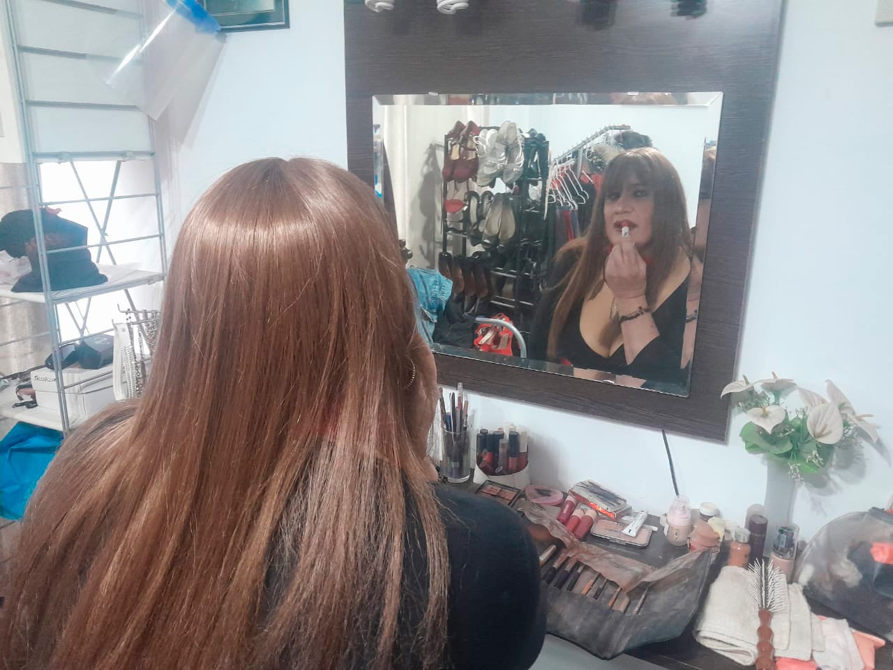 Mirna se termina de preparar en el departamento de Claudia Molina en el centro porteño