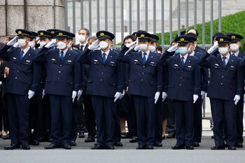 La guardia saluda durante el