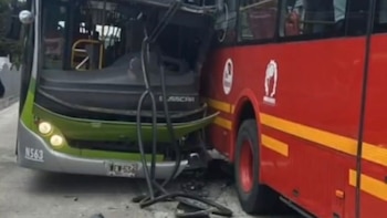 Se chocaron dos buses de Transmilenio: el accidente paralizó el corredor de Suba en el norte de Bogotá