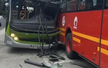 La circulación en la troncal Suba presenta interrupciones debido a la colisión registrada entre dos vehículos articulados, lo que ha motivado restricciones de paso y la recomendación de rutas alternas por parte de la administración del sistema - crédito captura de pantalla Video Aficionado