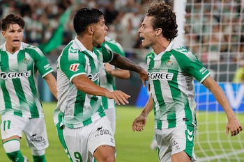 El centrocampista del Betis Rodrigo Riquelme (d) celebra con sus compañeros tras marcar el 1-0, durante el partido de LaLiga de fútbol que Real Betis y Real Sociedad disputan este 21 de agosto de 2026 en el estadio de La Cartuja, en Sevilla-crédito José Manuel Vidal/EFE