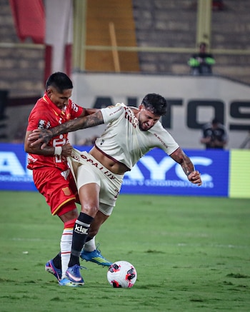 Raúl Ruidíaz tuvo intensos duelos con Caín Fara en el Universitario vs Atlético Grau. - créditos: Liga 1