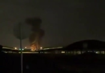 Un tanque de combustible en el aeropuerto de Kuwait sufrió un incendio tras un ataque con drones del régimen iraní, el 25 de marzo de 2026