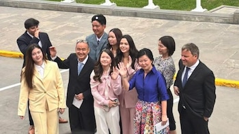 Keiko Fujimori toma el mando como presidenta: los elegantes looks de Kyara y Kaori Villanella en la juramentación