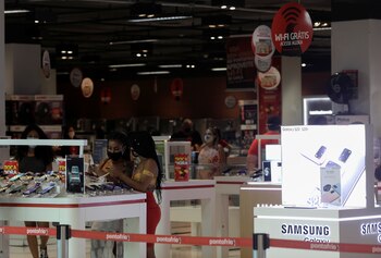 Personas dentro de un local