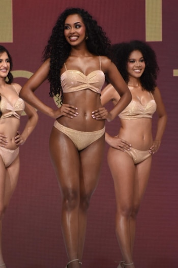 La imponente pasarela de Mariale Acosta en la gala final; su carisma y dominio del escenario la mantuvieron siempre como la gran favorita (Cortesía Miss Universe Costa Rica).