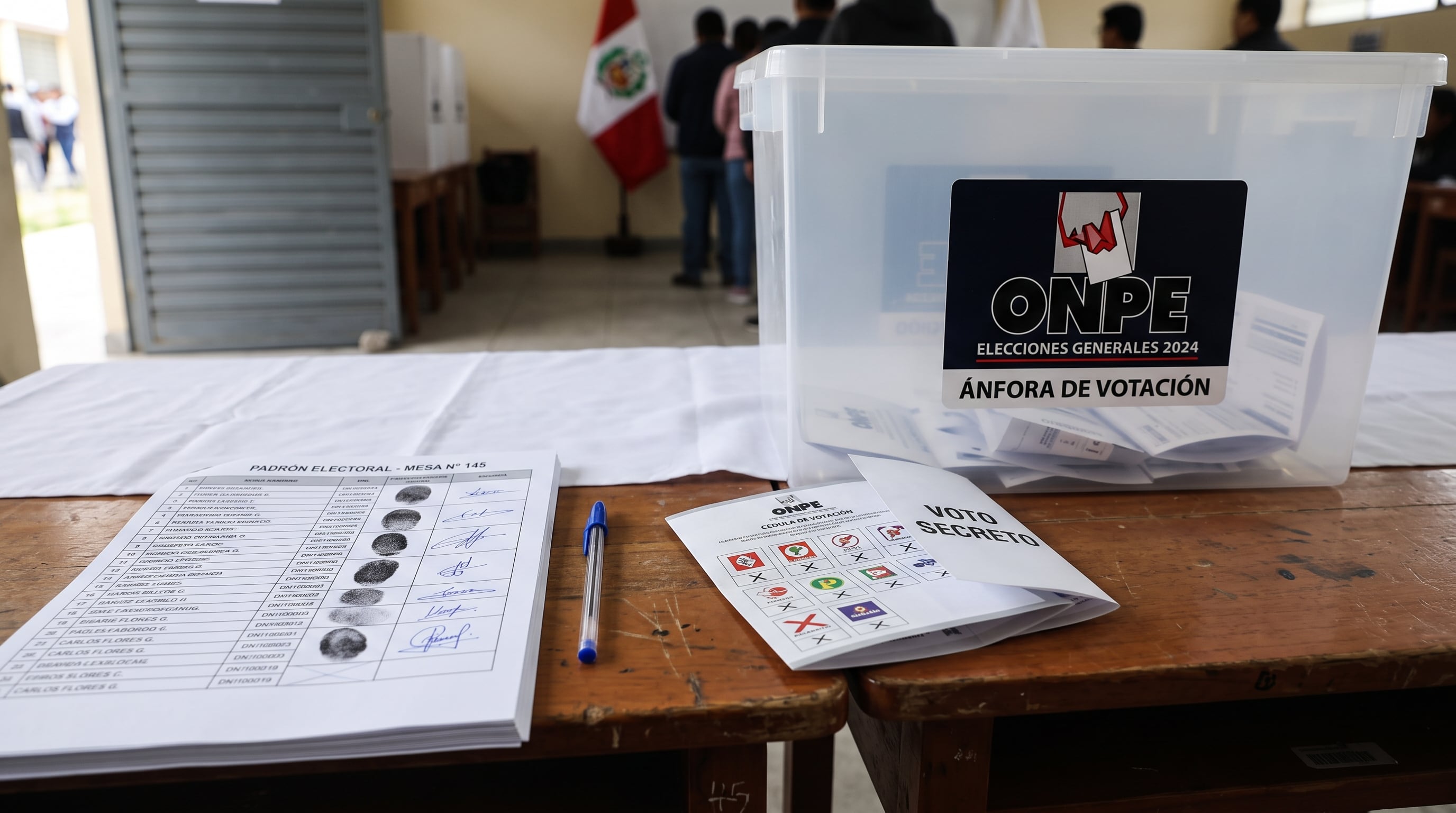 Una mesa de sufragio alberga la cédula, el padrón electoral y el ánfora de la Oficina Nacional de Procesos Electorales en Perú. (Imagen Ilustrativa Infobae)