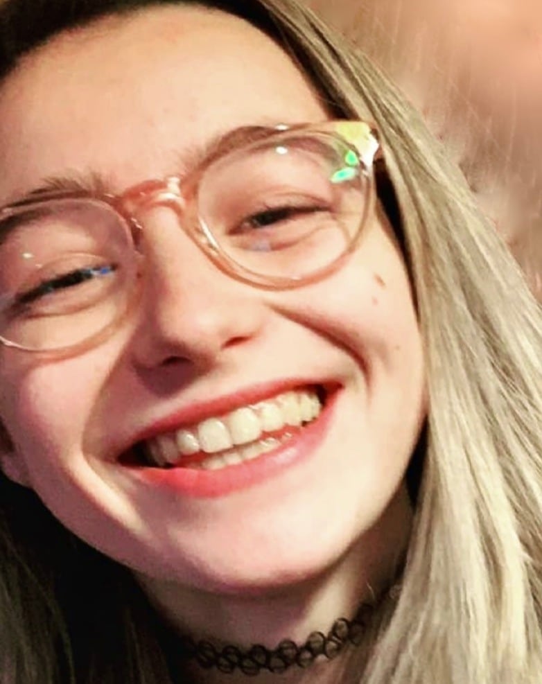 La familia de Sophie Nyweide aprovechó el obituario para hacer un llamado a la acción y cuidar de los niños para evitar que lidien solos con sus problemas emocionales (Créditos: Instagram/shellythegibson)