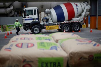 Imagen de archivo. Un trabajador camina junto a un camión mezclador de cemento en una planta de la empresa mexicana CEMEX en Monterrey, México. 25 de enero de 2020. Foto tomada el 25 de enero de 2020. REUTERS / Daniel Becerril / Foto de archivo