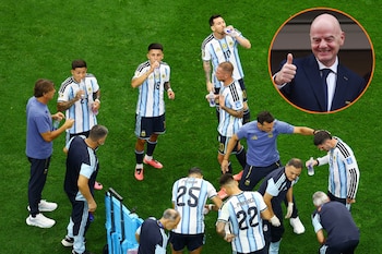 Grupo de jugadores de fútbol de Argentina y personal técnico en un campo verde. Varios beben agua. Recuadro con Gianni Infantino sonriendo y con pulgar arriba