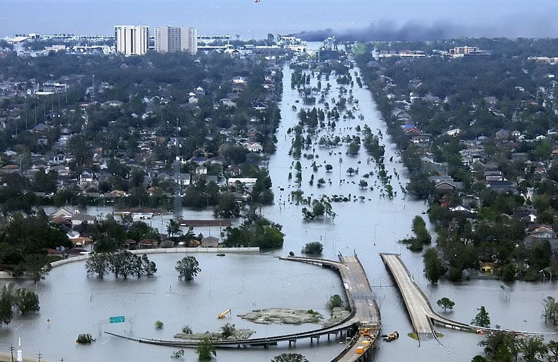 El desastre del huracán Katrina provocó pérdidas superiores a USD 100.000 millones, afectó la producción petrolera del Golfo de México y llevó a reconstruir los diques de Nueva Orleans