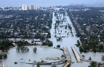 El desastre del huracán Katrina provocó pérdidas superiores a USD 100.000 millones, afectó la producción petrolera del Golfo de México y llevó a reconstruir los diques de Nueva Orleans