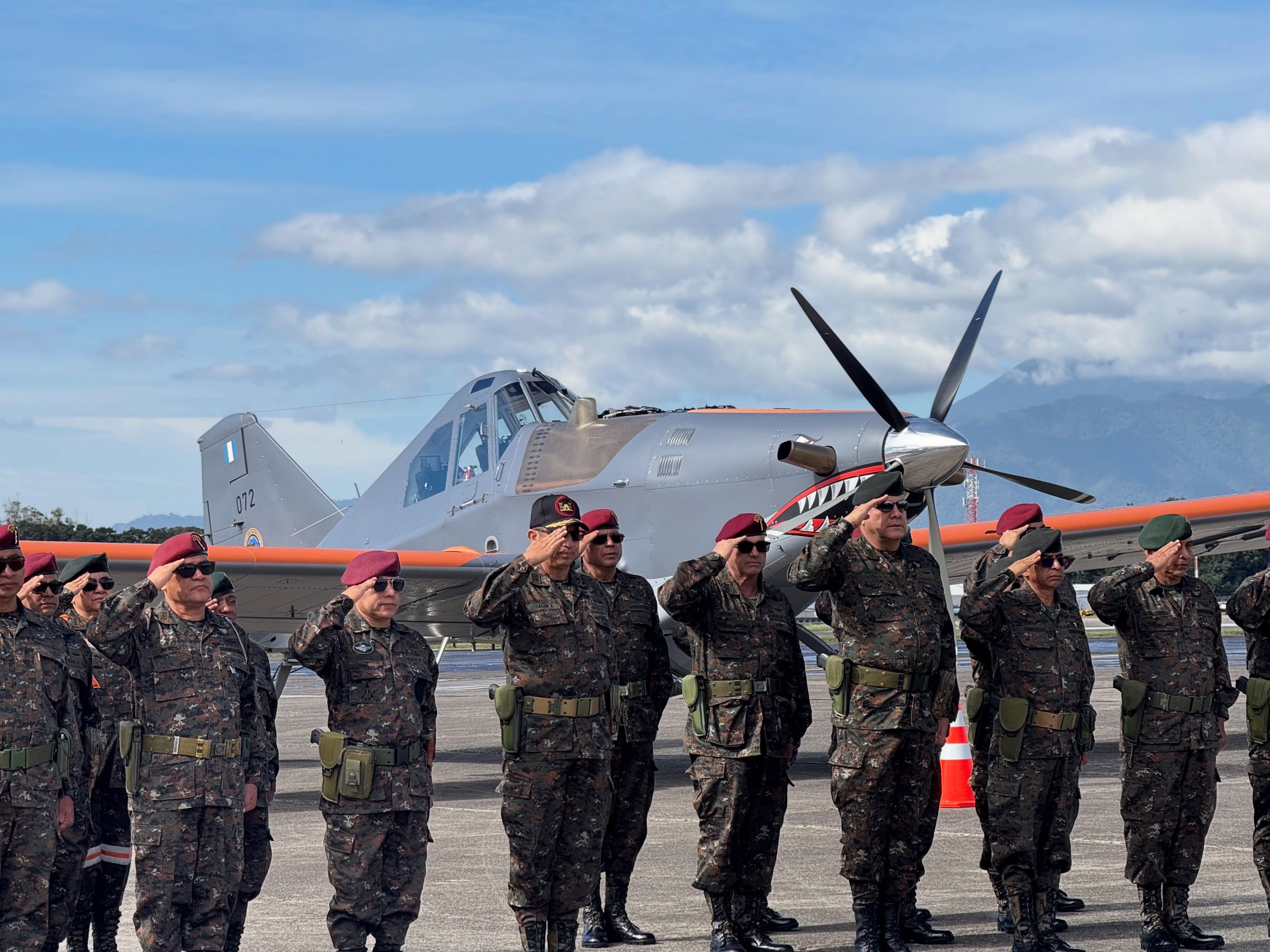 El Ejército de Guatemala incorporó tres aeronaves adquiridas por 230 millones de quetzales para combatir incendios forestales y realizar evacuaciones médicas. (Ejército de Guatemala)