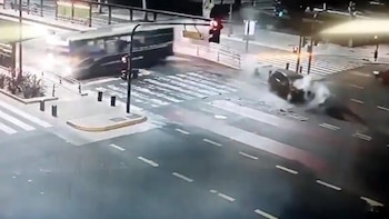 Impactante video: un auto cruzó