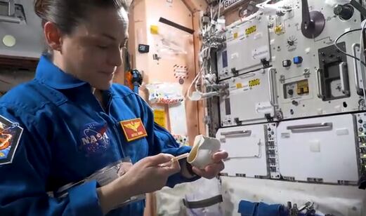 La tensión superficial retiene la bebida en el interior y facilita que la taza se fije a las paredes de la cabina (NASA)