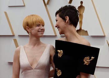Jessie Buckley y Maggie Gyllenhaal , colaboraron anteriormente en la cinta "La Hija Perdida", debut como directora de Maggie
REUTERS/Eric Gaillard