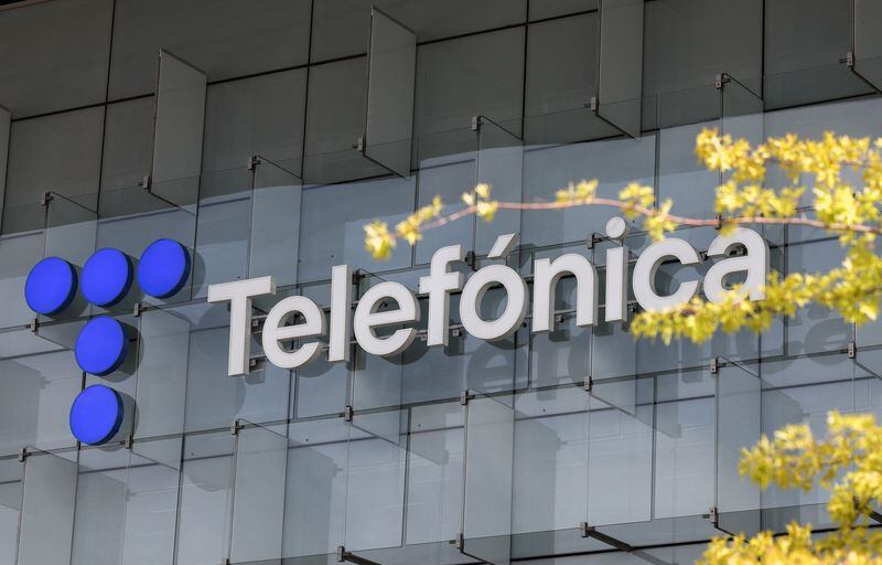 El logo de la compañía española Telefónica aparece en lo alto del edificio de la empresa en Madrid. (Violeta Santos Moura/Reuters)
