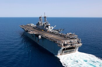 La nave de asalto anfibia USS Bataan navega por el Mar Rojo (AP)