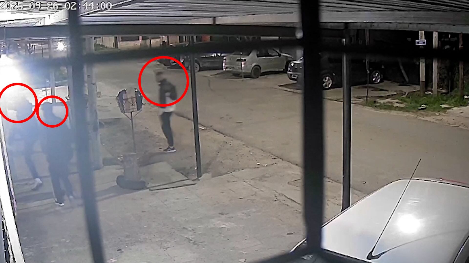 Los asaltantes saltaron la reja de entrada e irrumpieron en el domicilio del vecino.