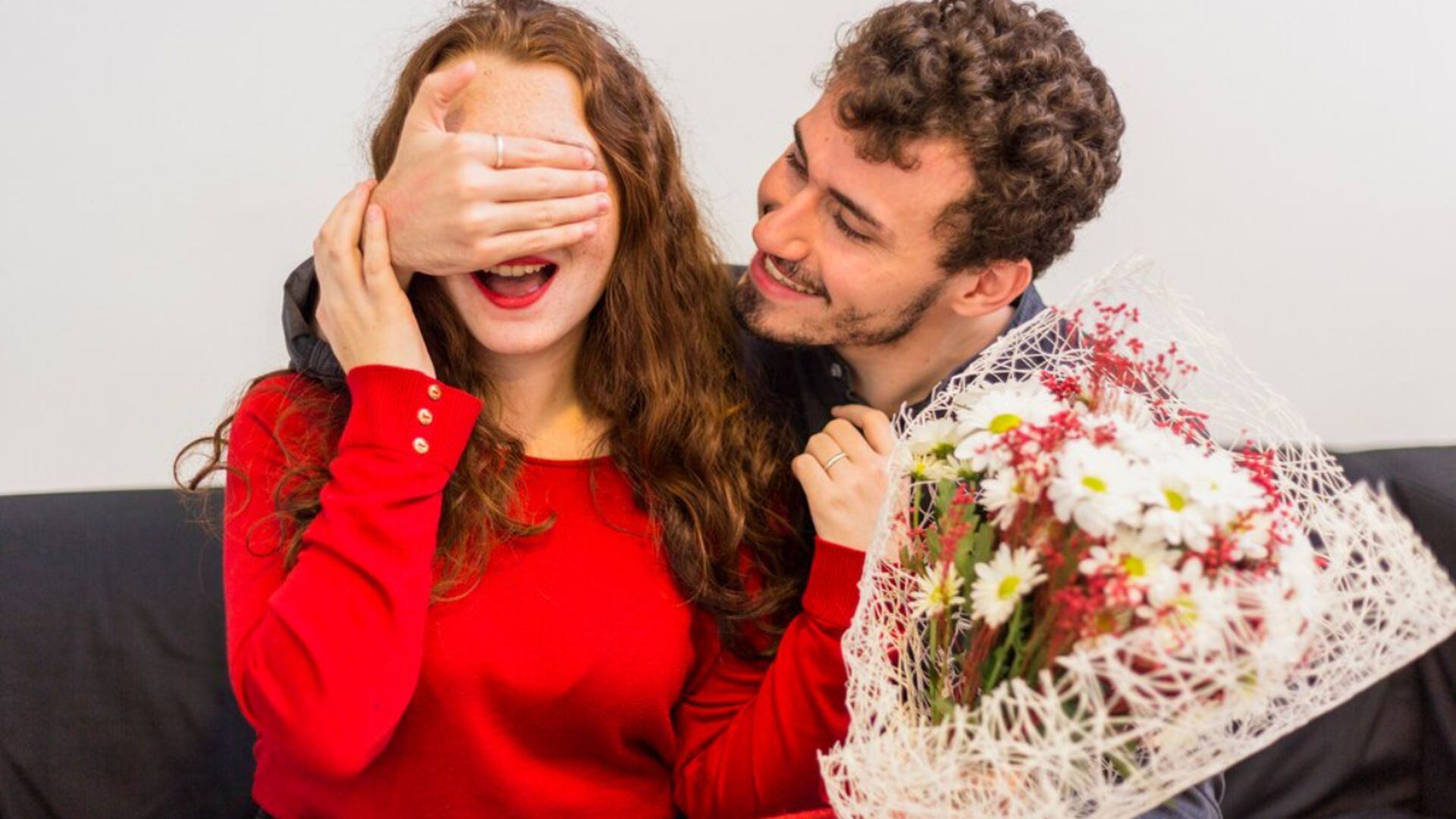 Las plantas de interior no solo decoran, sino también transmiten emociones. Este San Valentín sorprende con un regalo natural y significativo sin salirte del presupuesto. (Freepik)