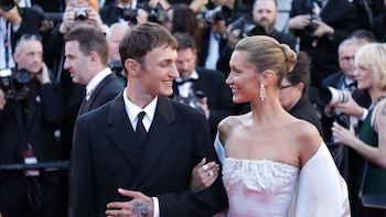El ecléctico estilo de los hermanos Bella y Anwar Hadid: cómo alternan guiños góticos, minimalismo y alta costura