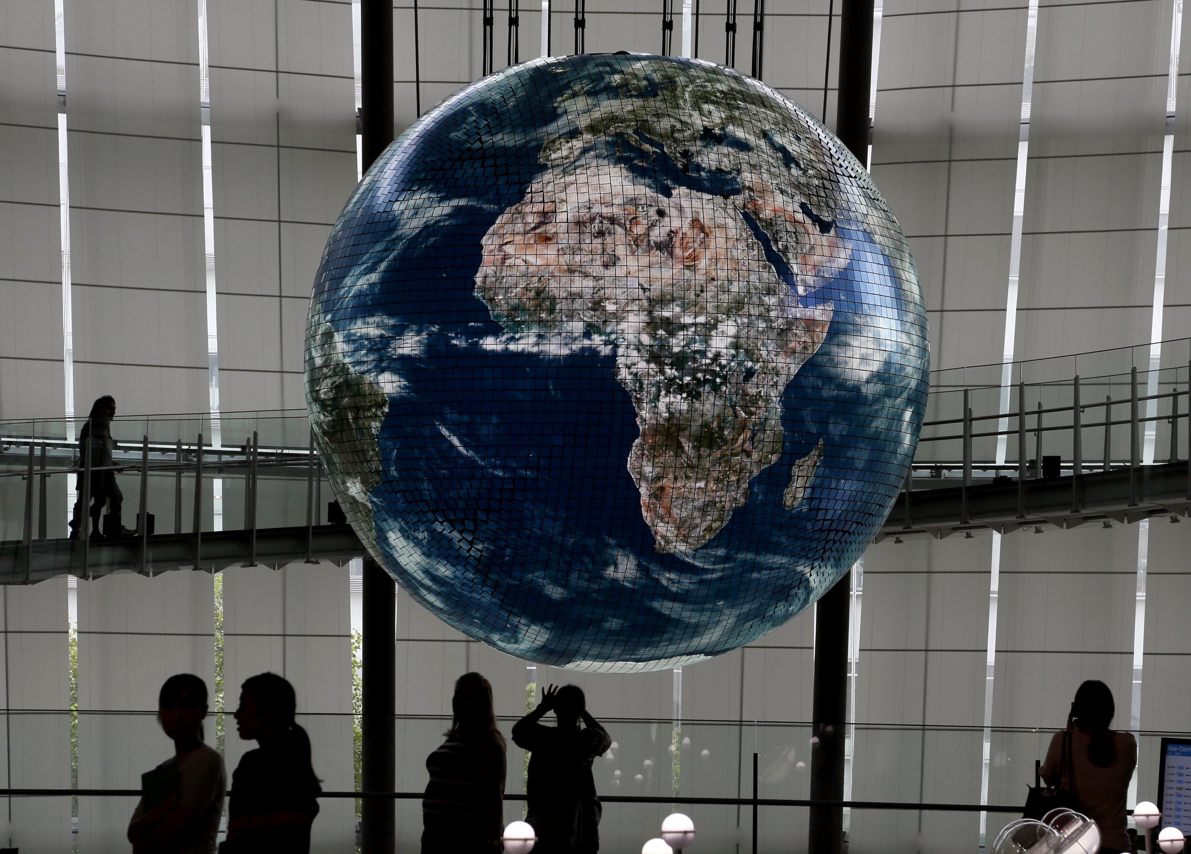 Un 50% de los sondeados temen un mundo turbulento o “tormentoso” de aquí a 2028 y el porcentaje se eleva al 57% a 10 años vista. EFE/Kimimasa Mayama