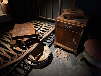 Detalle de "Lector Nocturno", instalación