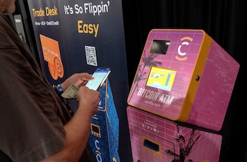 Un cajero para comprar criptomonedas. (EFE/Cristobal Herrera)