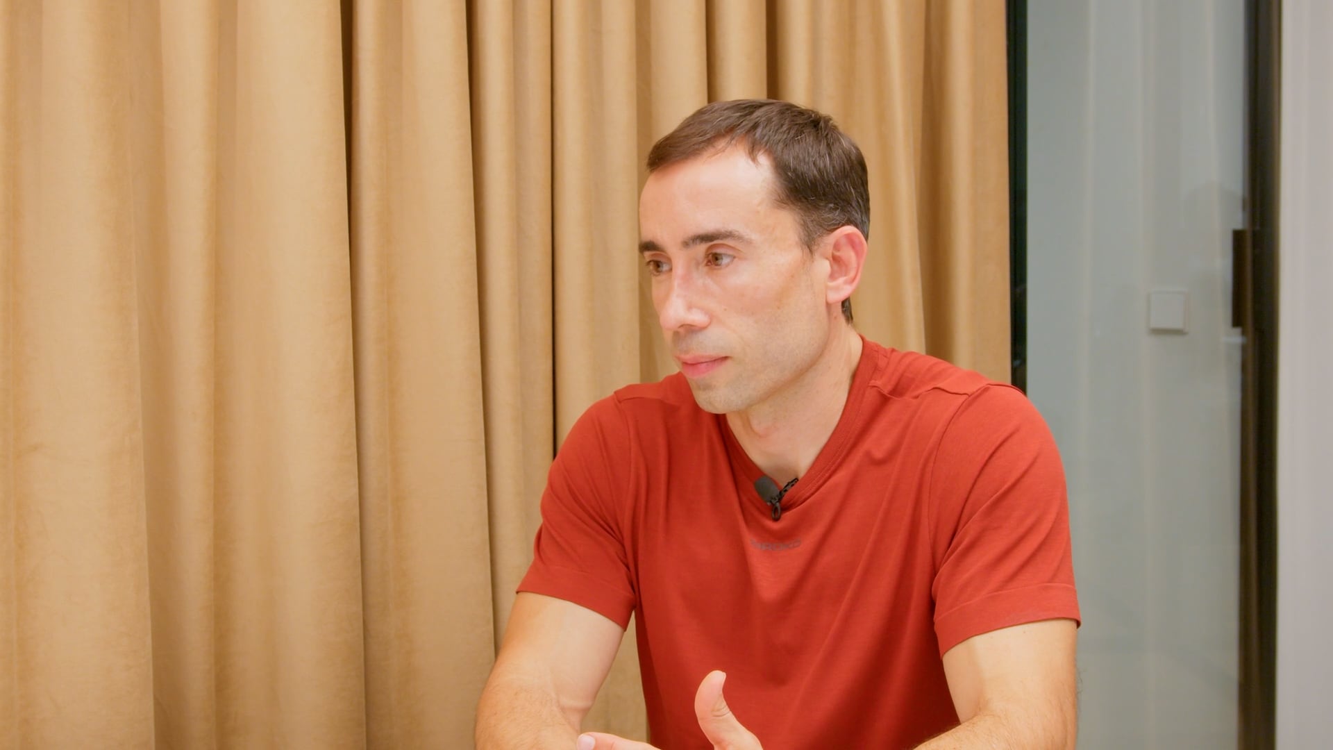 El ejercicio es la incomodidad voluntaria más poderosa, fortalece músculos, corazón y cerebro y mejora la capacidad de manejar el estrés físico y emocional, dijo en La Fórmula Podcast