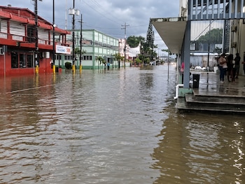 En algunos sectores residenciales, el agua acumulada alcanzó los accesos de viviendas. Copeco reportó lluvias moderadas en Puerto Cortés y precipitaciones débiles en otros municipios de la zona norte. (Foto: Cortesía redes sociales)