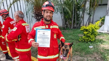 Gobierno de Venezuela condecora a perrita rescatista peruana por salvar una vida tras doble terremoto