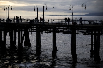La ola de calor en el sur de California elevó la afluencia a las playas de Los Ángeles y aumentó el riesgo de contacto con agua contaminada. (REUTERS/Daniel Cole)