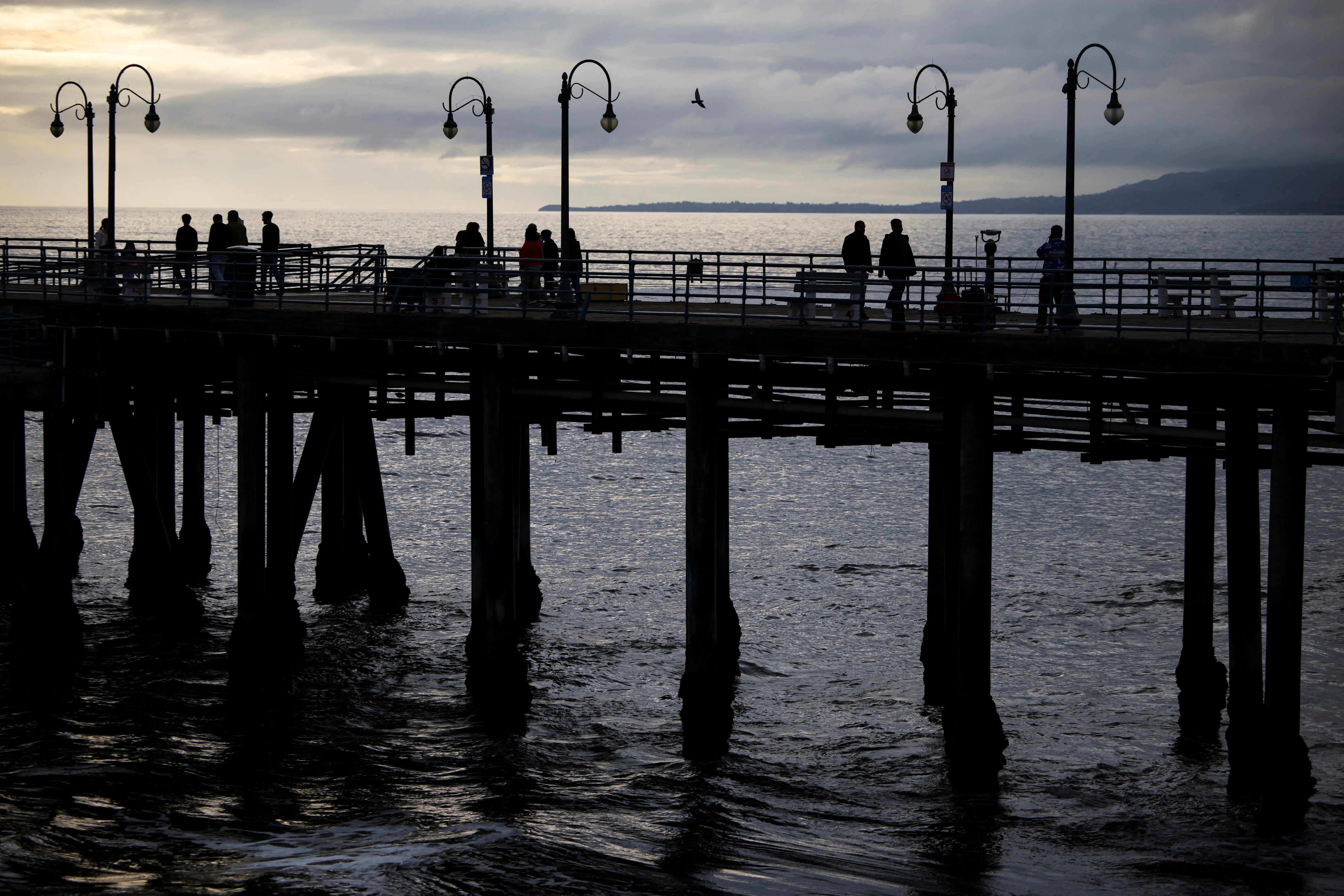 La ola de calor en el sur de California elevó la afluencia a las playas de Los Ángeles y aumentó el riesgo de contacto con agua contaminada. (REUTERS/Daniel Cole)