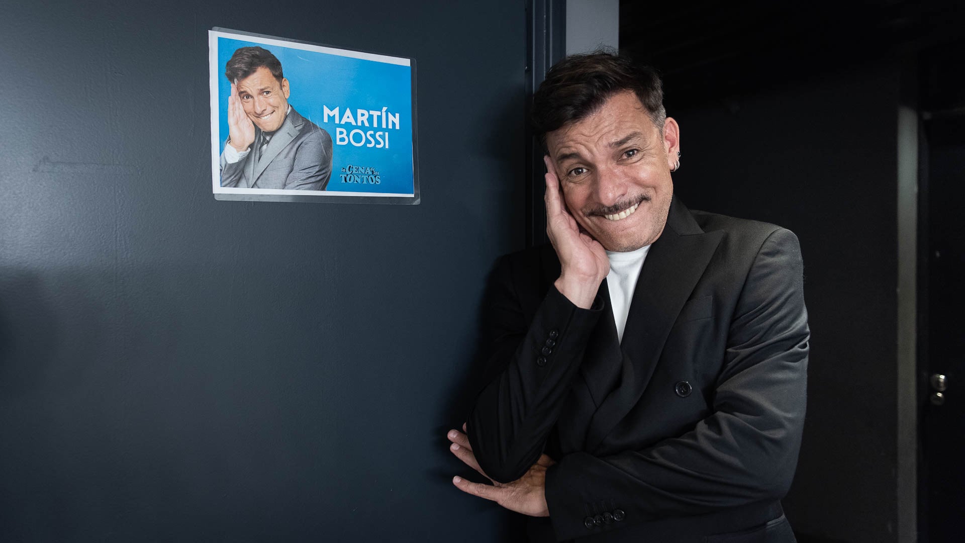 Bossi, imitando a su fotografía en la puerta de su camarín del teatro Astral (Crédito: Gustavo Gavotti)