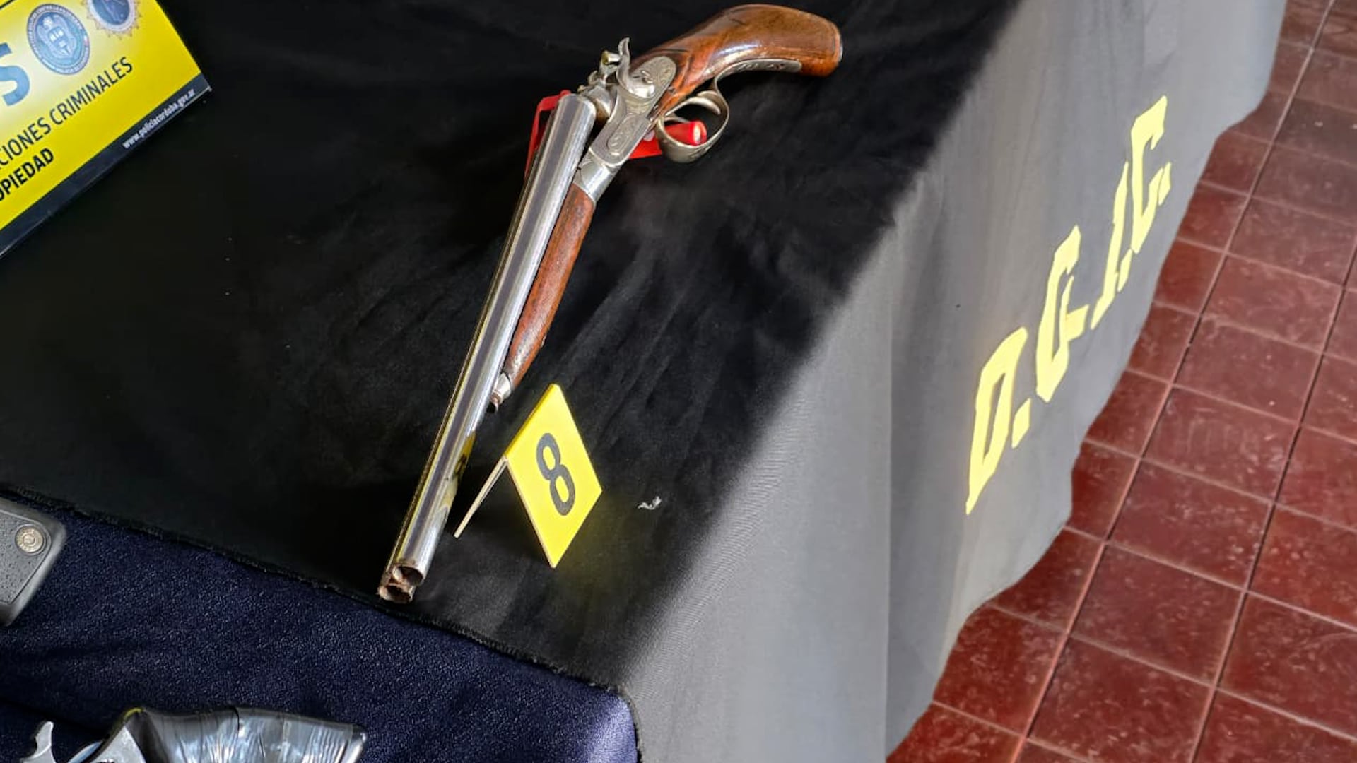 Uno de los pistolones incautados en el operativo
