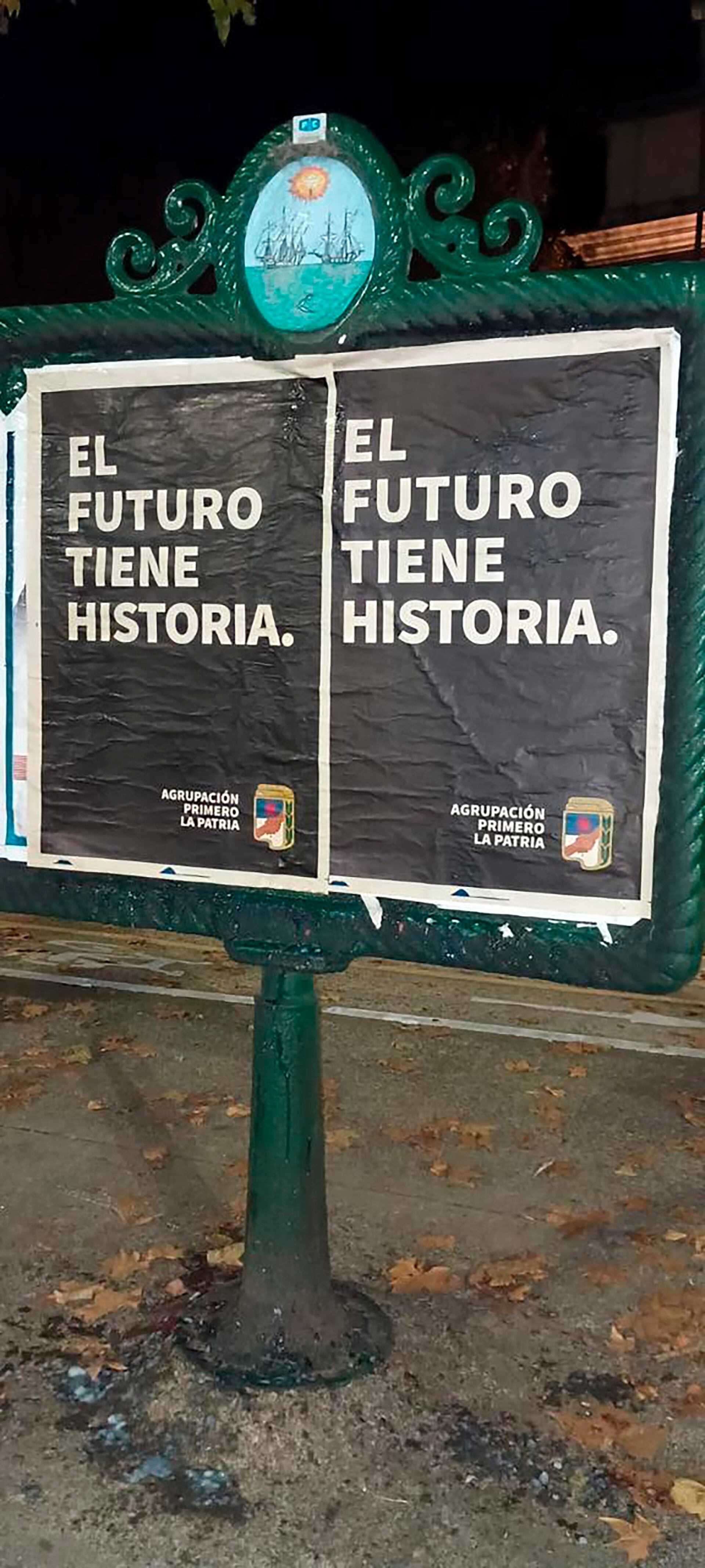 Uno de los afiches que apareció en la vía pública en la madrugada de este jueves