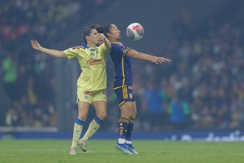 Andrea Pereira (i) del América