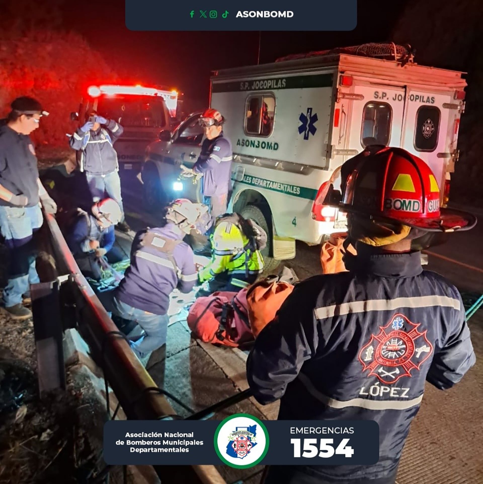 Bomberos Municipales y personal de S.P. Jocopilas atienden una emergencia en carretera con una ambulancia y luces de emergencia, realizando un rescate en la oscuridad. (Bomberos Departamentales de Guatemala)