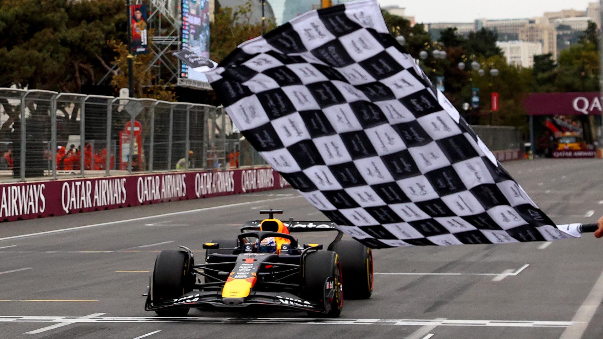 Max Verstappen y la bandera de cuadros en el GP de Azerbaiyán (REUTERS/Lisi Niesner/Pool)