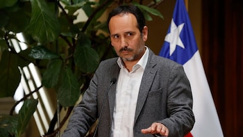 Un senador comunista dijo que no le dieron la visa para entrar a EE.UU, pero nunca inició el trámite